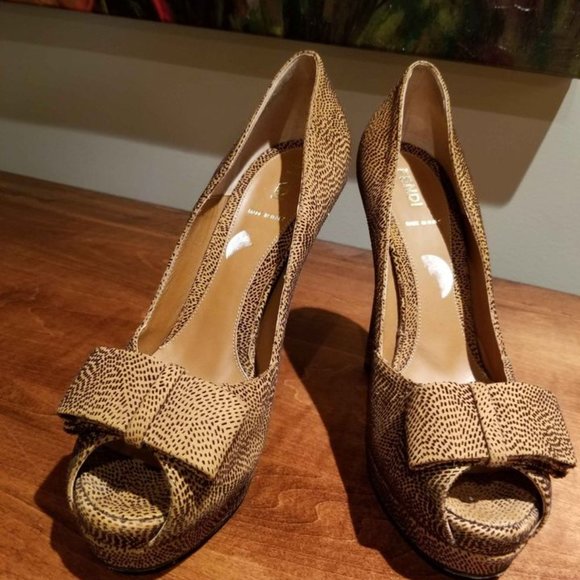 Striking Gorgeous Designers Shouse 8.5 US SIZE - Picture 7 of 9